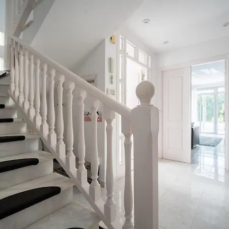 Stunning Townhouse In Pacos